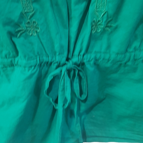 Gorgeous Boho Top with Embroidery size medium - Picture 2 of 4